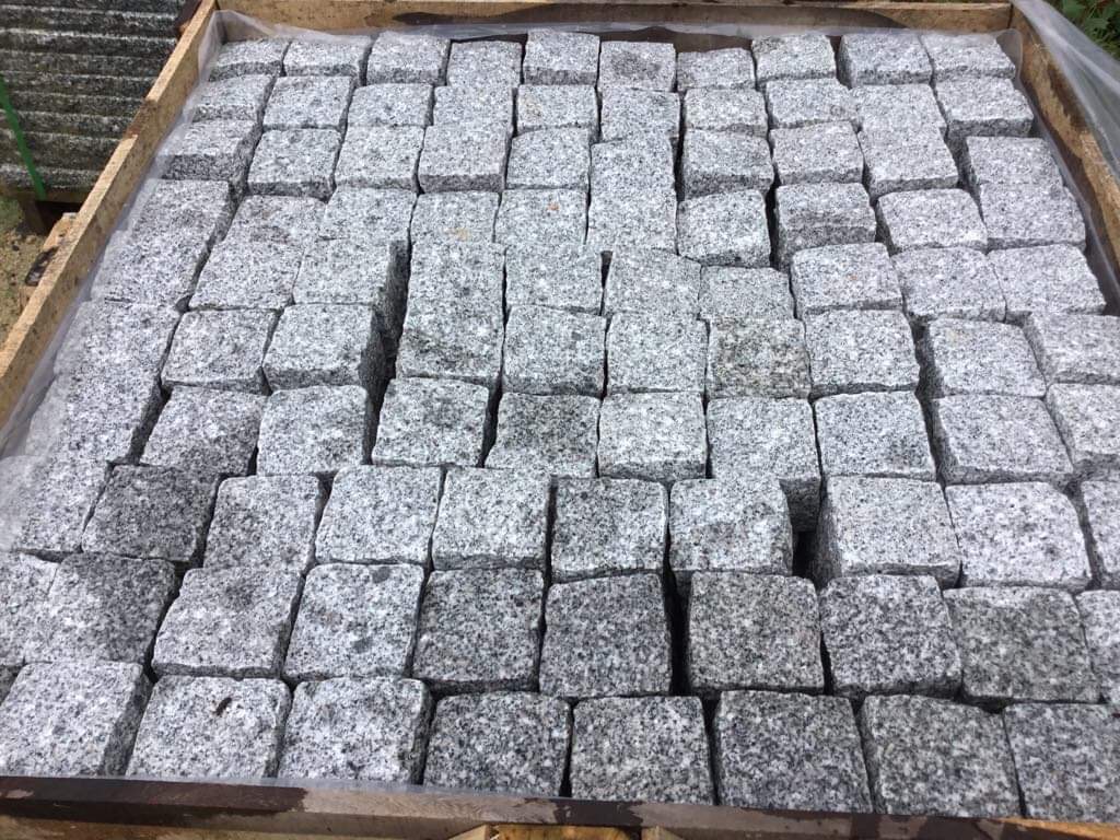 ĐÁ LÁT VÀ PHỦ MẶT