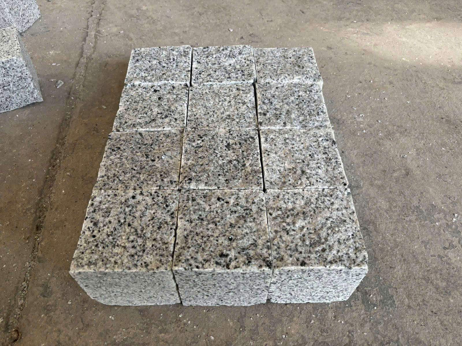 ĐÁ LÁT VÀ PHỦ MẶT