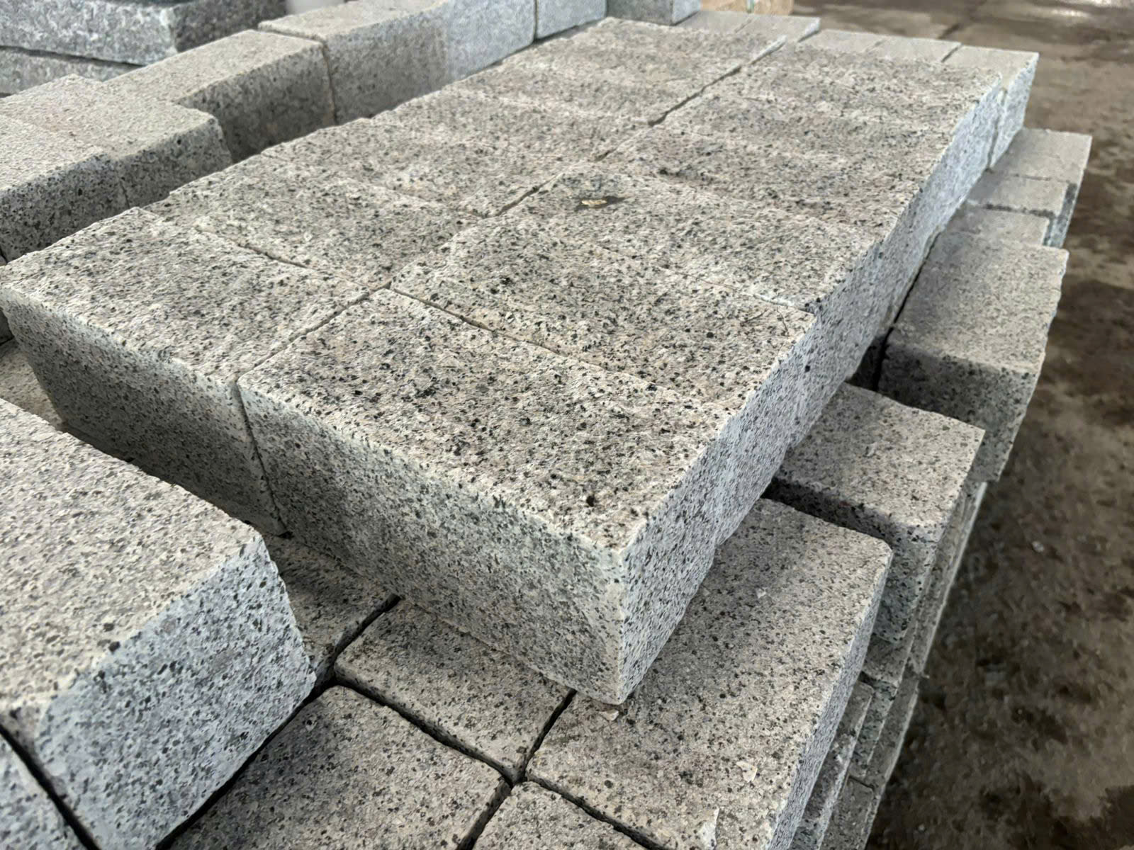 ĐÁ LÁT VÀ PHỦ MẶT