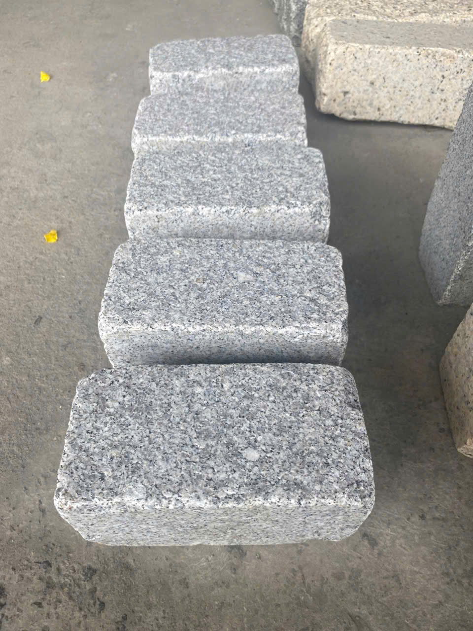 ĐÁ LÁT VÀ PHỦ MẶT