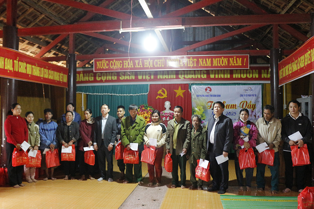 Văn Phòng UBND Tỉnh Và Công Ty Cổ Phần Phú Tài Thăm, Tặng Quà Tại Thôn M6, Xã Vĩnh Hòa, Huyện Vĩnh Thạnh