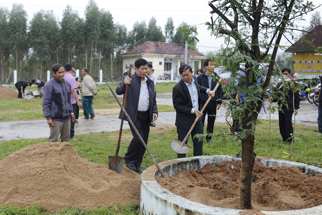 Văn Phòng UBND Tỉnh Và Công Ty Cổ Phần Phú Tài Thăm, Tặng Quà Tại Thôn M6, Xã Vĩnh Hòa, Huyện Vĩnh Thạnh