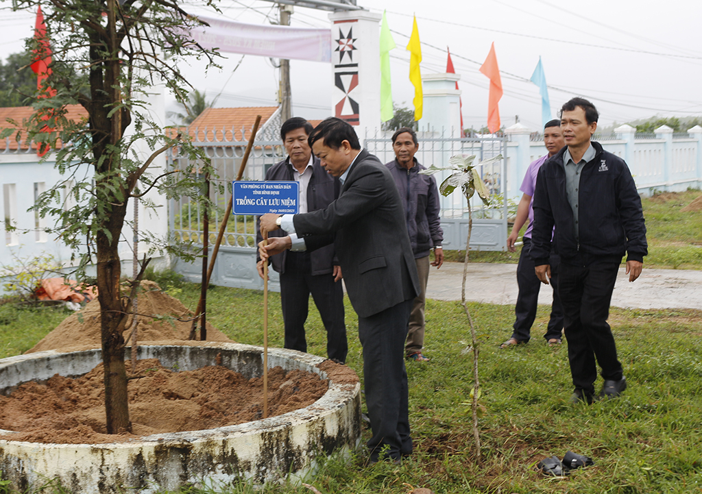 Văn Phòng UBND Tỉnh Và Công Ty Cổ Phần Phú Tài Thăm, Tặng Quà Tại Thôn M6, Xã Vĩnh Hòa, Huyện Vĩnh Thạnh