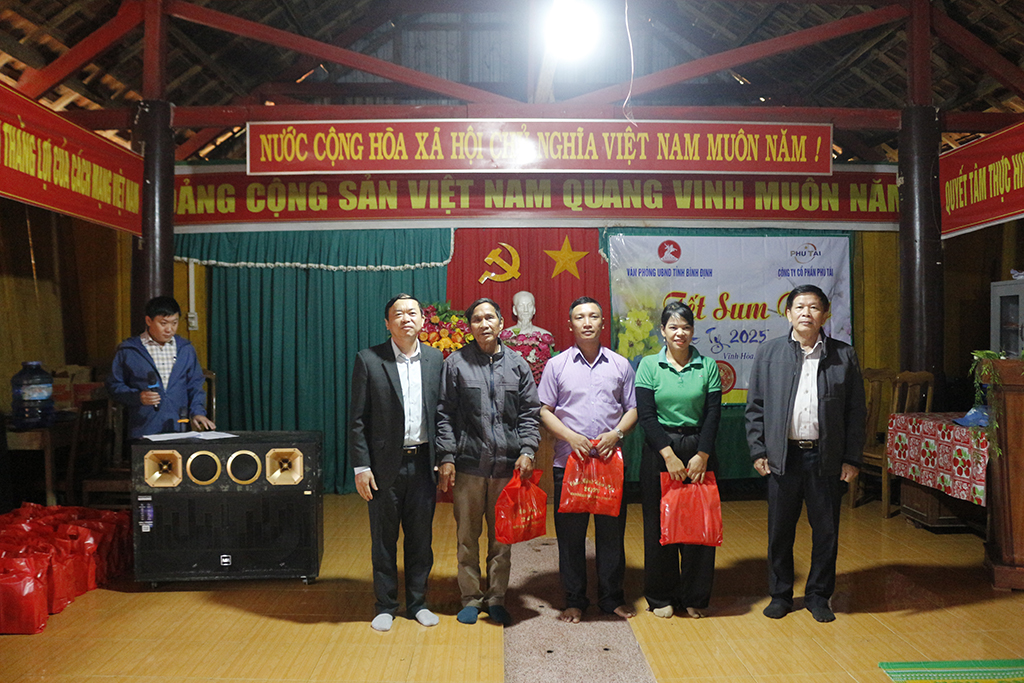 The Provincial People’s Committee Office and Phu Tai Joint Stock Company visited M6 Hamlet in Vinh Hoa Commune, Vinh Thach District, to present gifts