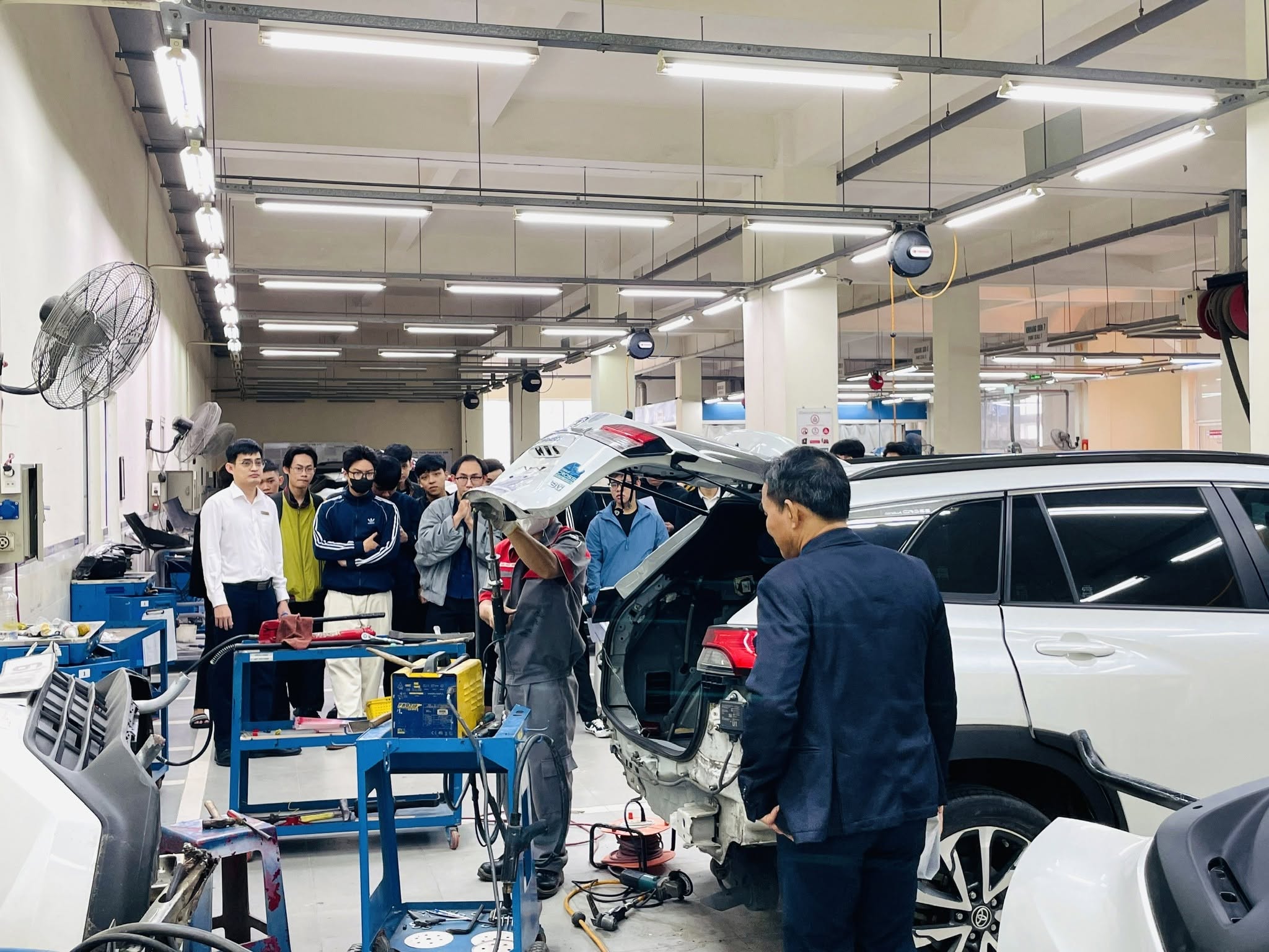 International-standard technicians — modern service workshops