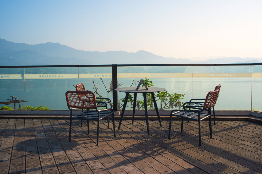 METAL INTERIOR AND EXTERIOR FURNISHINGS